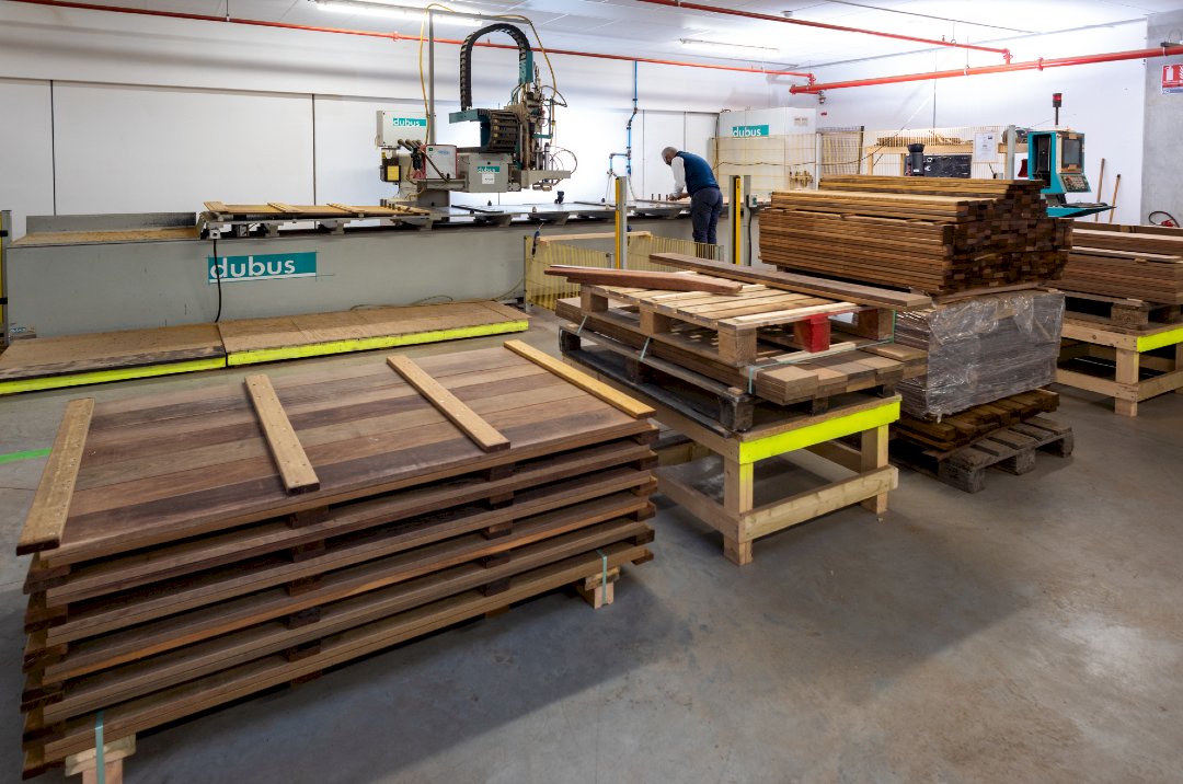 Dalle pré montée en bois exotique Wedeck en fin de process d'usinage Dalle pré montée en bois exotique Wedeck en fin de process d'usinage